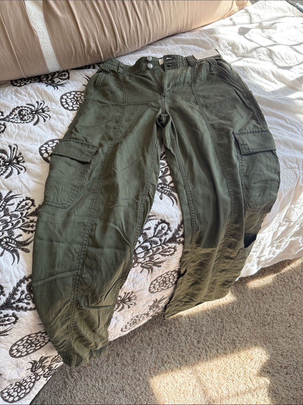 Women’s Hollister green cargo pants